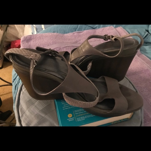 Kenneth Cole Shoes - Kenneth Cole grey platform sandals